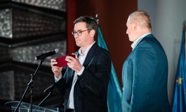 Beregszászra vitt egy darabot a Lánchídból Karácsony Gergely főpolgármester