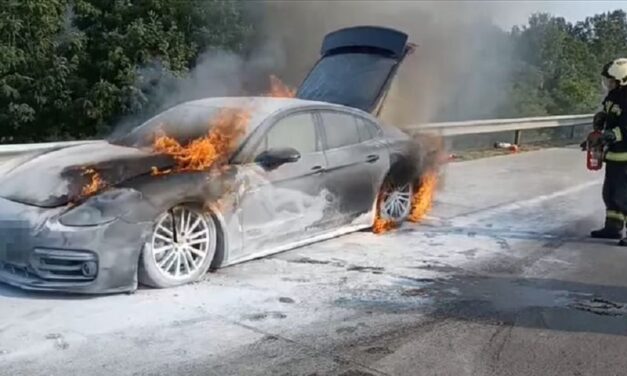 Harc a lángokkal: porig égett egy méregdrága Porsche Panamera az M0-s autóúton – videóval