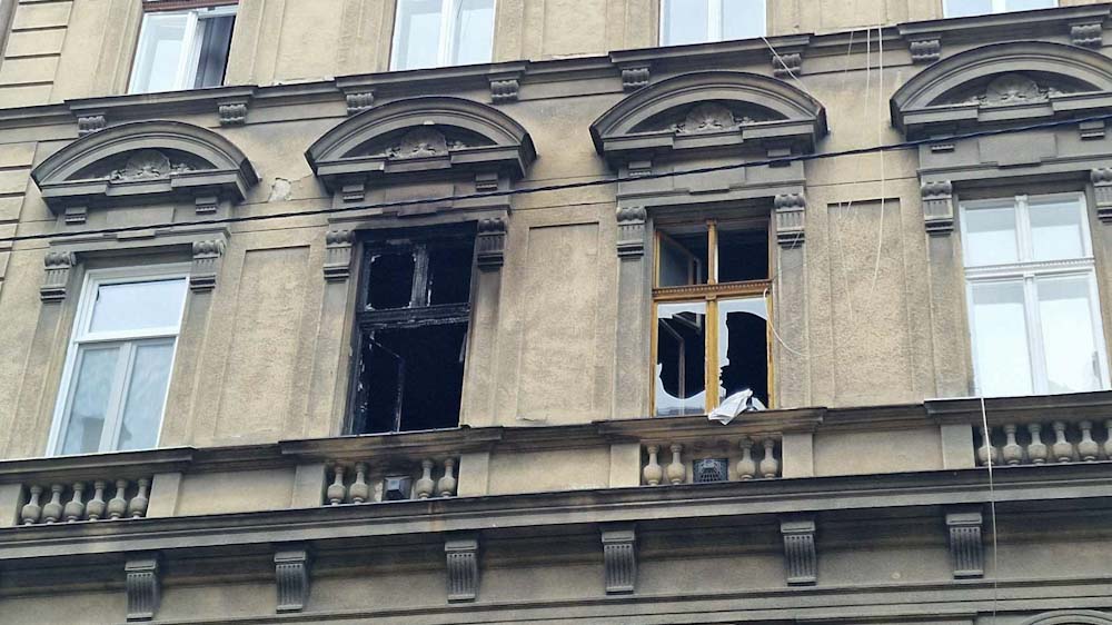 Kigyulladt egy lakás a Király utcában, üvegszilánkok lepték el az utcát
