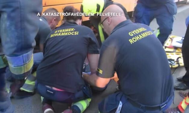 Sokkoló videót tettek közzé arról, ahogy kihúzzák a 10 éves kisfiút a 24-es villamos alól