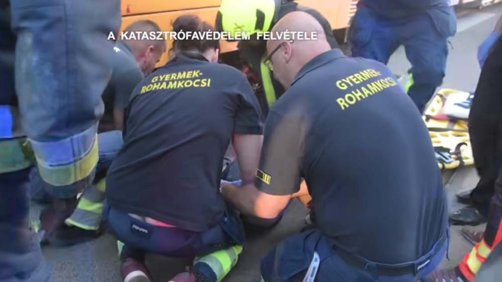 Sokkoló videót tettek közzé arról, ahogy kihúzzák a 10 éves kisfiút a 24-es villamos alól