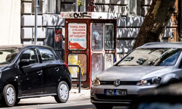 Új fejlemény: Megszólalt a Telekom a nyilvános WC-nek használt telefonfülkék ügyében