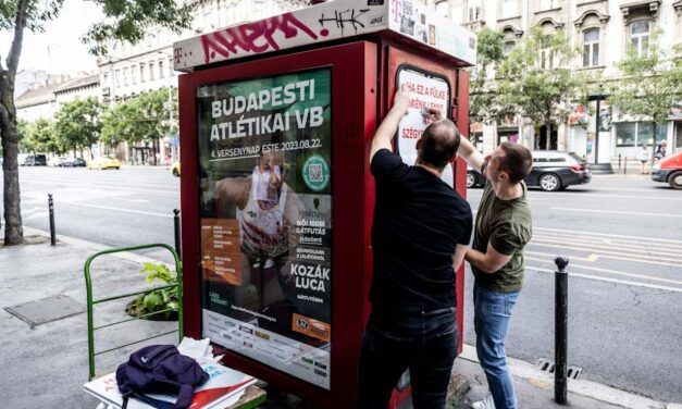 „Szerinted is úgy néz ki, mint egy nyilvános vécé?” – Nekiment a Telekomnak a fülkék állapota miatt Terézváros polgármestere