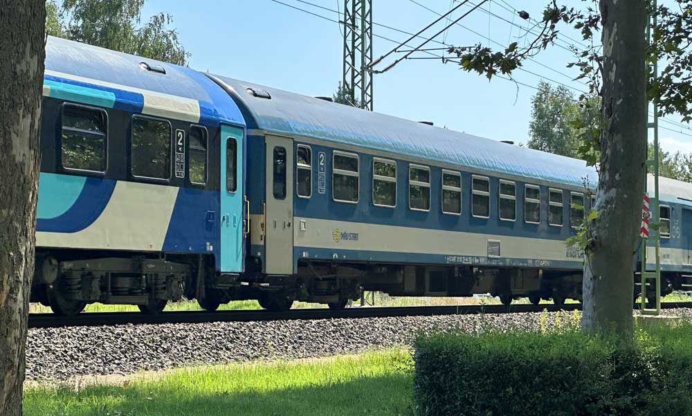 Késnek a vonatok a győri vonalon, elromlott a biztosítórendszer Tatánál