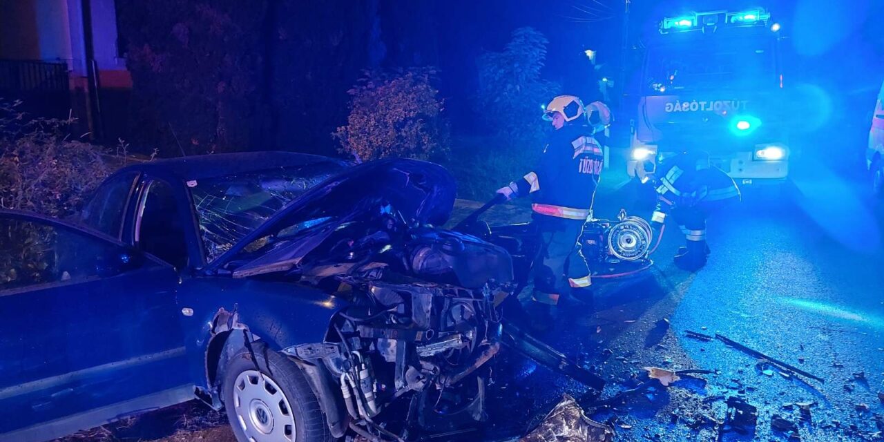 „Szinte hihetetlen, de túlélte” – autóbusz és személygépkocsi ütközött Galgahévízen, sokáig küzdöttek a sofőrért a helyszínen