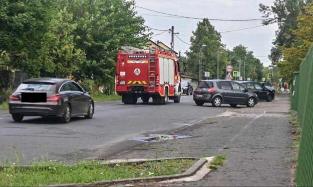 Parkolónak autónak ütközött majd kidöntötte a csepeli strand kerítést egy Opel sofőrje – fotók a helyszínről