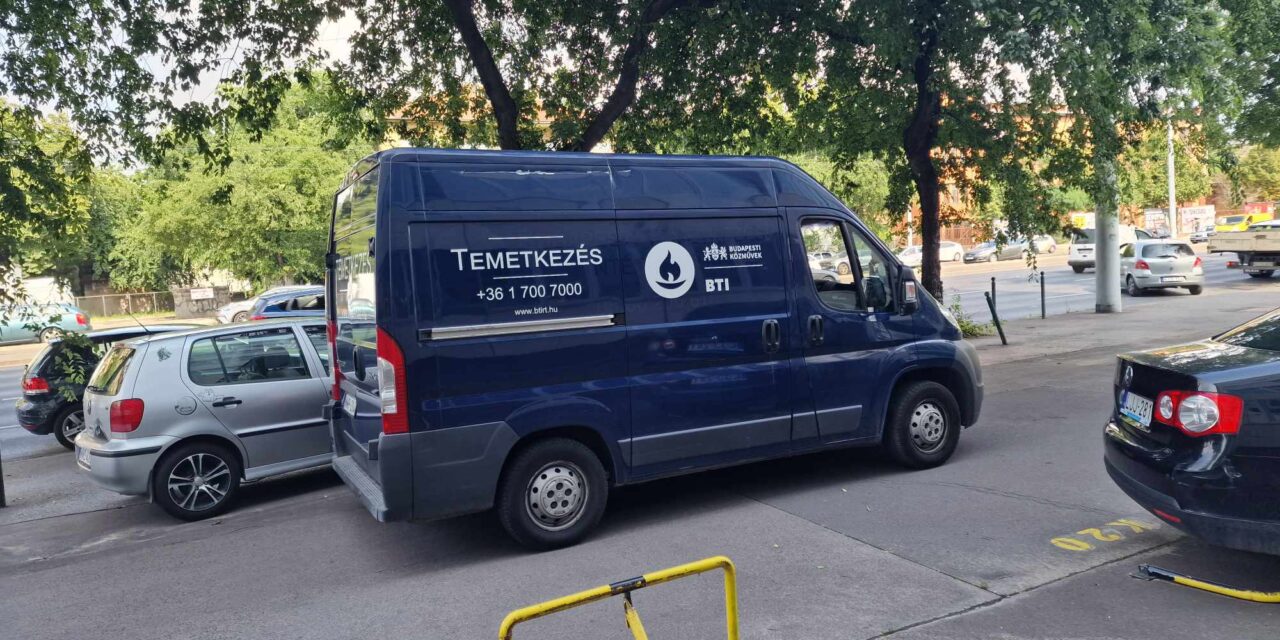 Halál a Hungária körúton – egy irodaház előtti parkolóba csapódott a Skoda, hiába próbálkoztak az újraélesztéssel