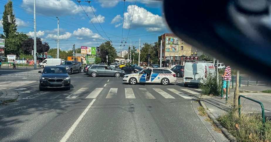 Ilyen csak a filmekben van! Egymás után két rendőrautót is összetörtek ugyanabban a kereszteződésben a Hungária körúton HELYSZÍNI FOTÓKKAL!