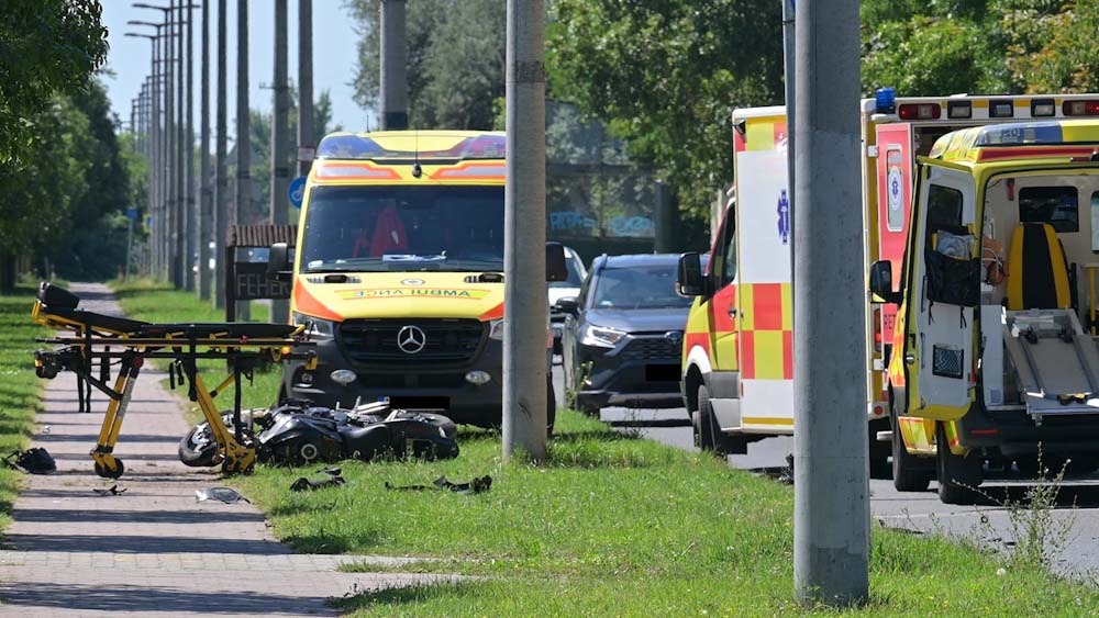 „Mi van a fiammal, mondjanak már valamit!” – Motoros rohant egy autóba Csepelen, súlyosan megsérült a motoros