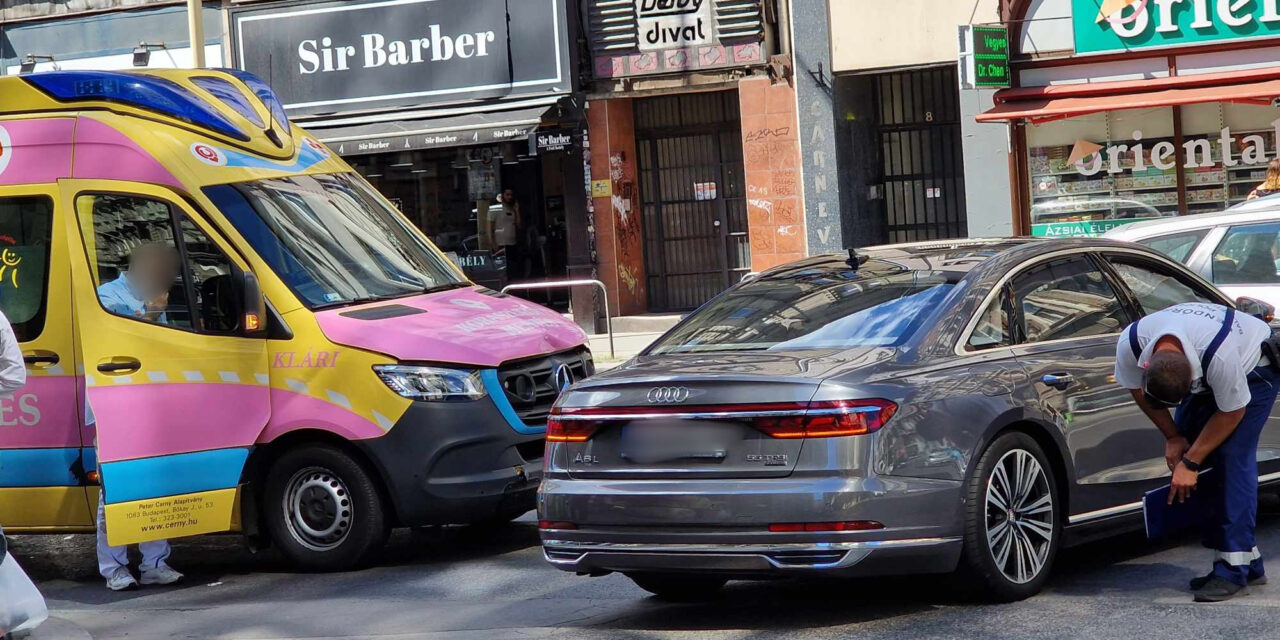 Koraszülött kisbabát szállító mentő karambolozott az 5. kerületben, szerencsére a kicsi nem sérült meg