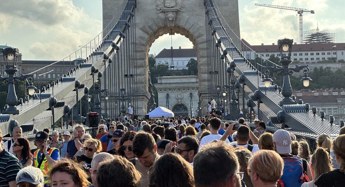 Most történik: óriási parti a felújított Lánchídon, a gyalogos híddal azonban van egy kis probléma