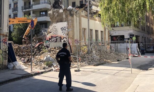 Lehulló betondarab talált el egy külföldi turistát a Kazinczy utcában – FOTÓ