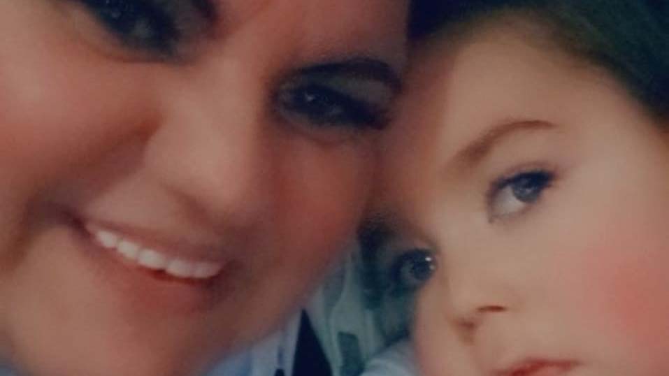 „Nem tudták megmenteni az életét, nekem akkor, ott megszakadt a szívem…” – Orvosi műhiba miatt halt meg a mulatós énekesnő ötéves kisfia