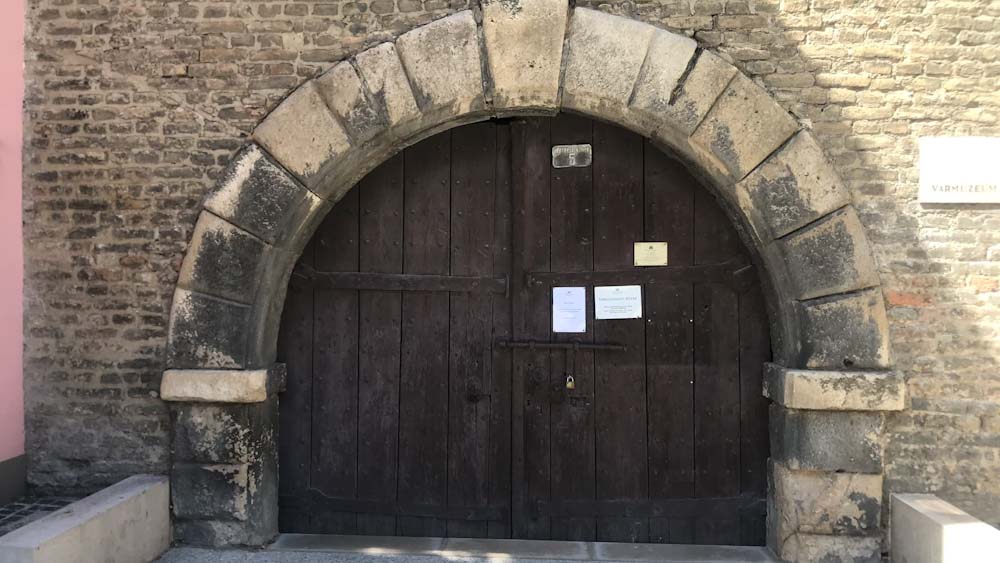 Holttestet találták a múzeum udvarán, egy fiatal férfi vetette magát a mélybe