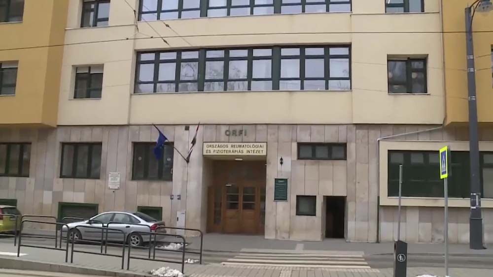 „A lejutás sírva-ríva ment” – Napok óta nem működnek a liftek, lépcsőznie kell a mozgásszervi betegeknek az Országos Reumatológiai Intézetben