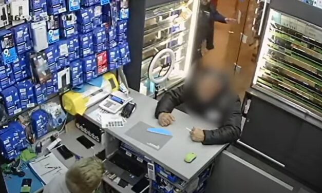 VIDEÓVAl! Dráma az angyalföldi mobilüzletben: éles eszközzel fenyegette az eladót az agresszív férfi