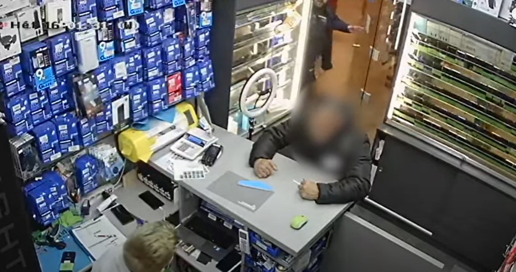 VIDEÓVAl! Dráma az angyalföldi mobilüzletben: éles eszközzel fenyegette az eladót az agresszív férfi