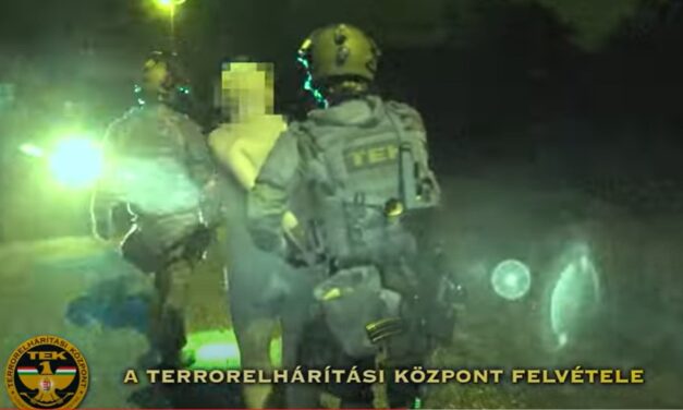 Megszállta a TEK a csepeli férfi otthonát, komplett fegyverarzenálja volt: videón a rajtatütés pillanatai