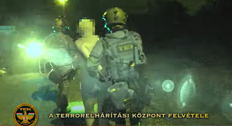 Megszállta a TEK a csepeli férfi otthonát, komplett fegyverarzenálja volt: videón a rajtatütés pillanatai