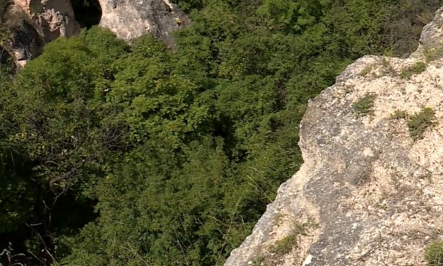 Túrázó férfi zuhant a mélybe a Teve-sziklánál – videó