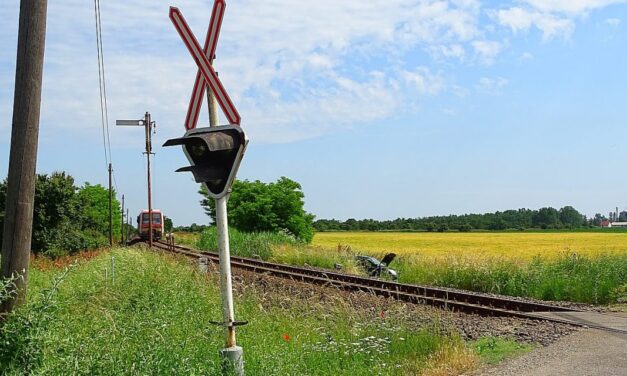 Tragédia a vasúti átjáróban: gázolt a Keleti pályaudvarról Miskolcra tartó Borsod Intercity!