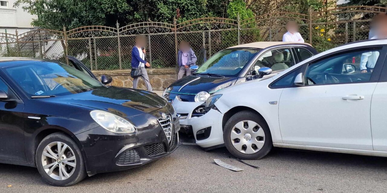 Durva csattanás az egyik fővárosi kereszteződésben – Rendszeresek itt a szabálytalanságok, most is ez okozta a bajt