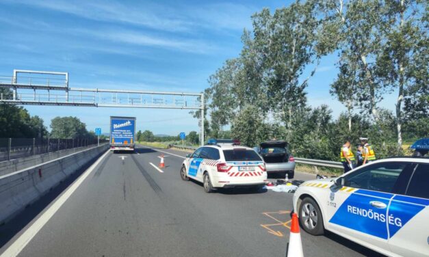 Halálos baleset Vácnál: kamionnal ütközött egy autó, két ember a helyszínen meghalt