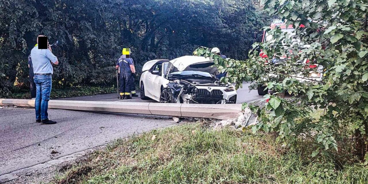 Elbambult a BMW kabrió sofőrje, kidőlt a beton villanyoszlop a Határ úton HELYSZÍNI FOTÓKKAL!