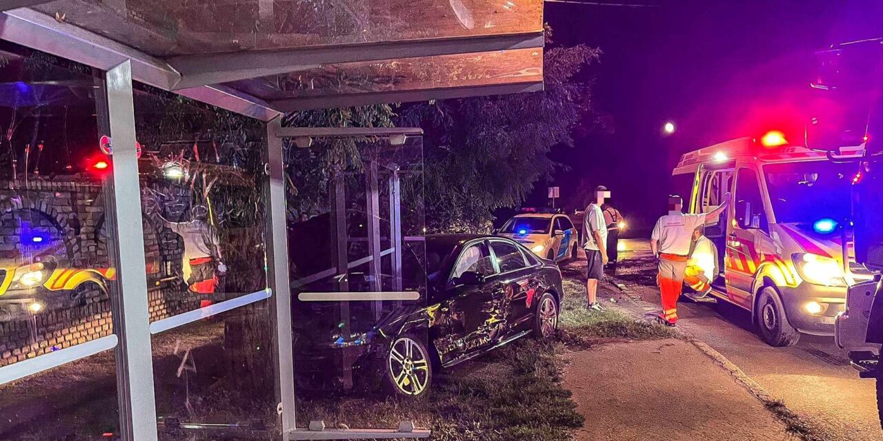Fának csapódott az Audi a 18. kerületben – a buszmegálló is veszélybe került a durva ütközés után HELYSZÍNI FOTÓKKAL!
