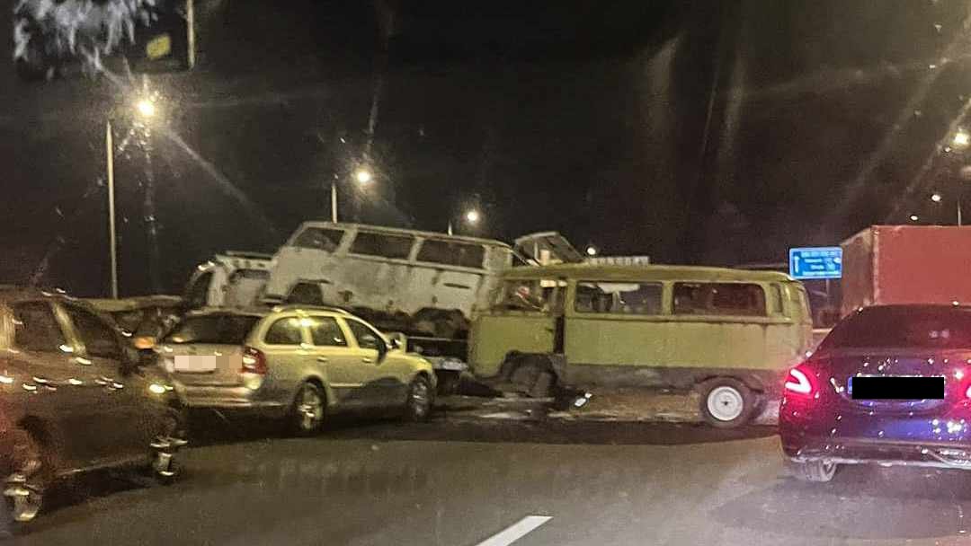Durva baleset Szigetszentmiklós közelében! Egy autómentőbe rohantak bele, videón, milyen látvány fogadta a helyszínre érkező rendőröket