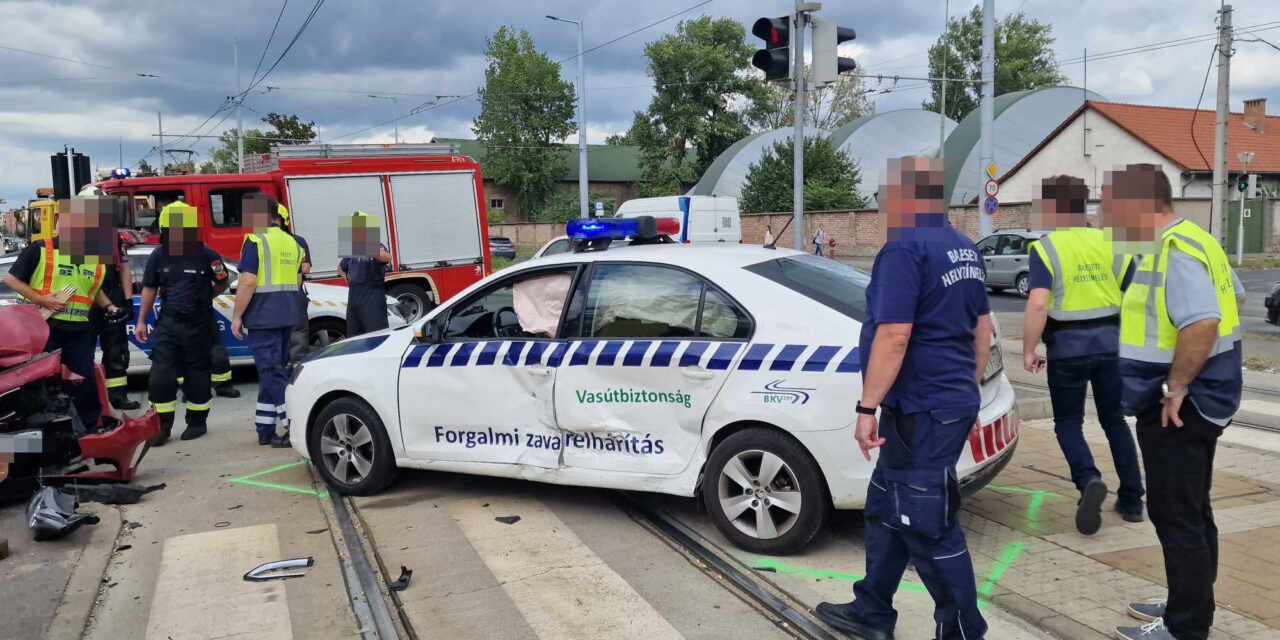 Karambol a Hungária körúton: nem volt elég figyelmes a Kia sofőrje, a BKV zavarelhárító Skodája bánta – fotók a helyszínről
