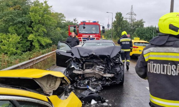 Frontális ütközés a Ferihegyi gyorsforgalmi úton! Két taxi csapódott egymásba, sérültek is vannak HELYSZÍNI FOTÓKKAL