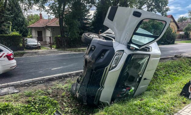 Borulás Pátyon: kibabrált a csatornafedél a Citroën Jumperrel, egy háromtagú család látta kárát HELYSZÍNI FOTÓKKAL ÉS VIDEÓVAL