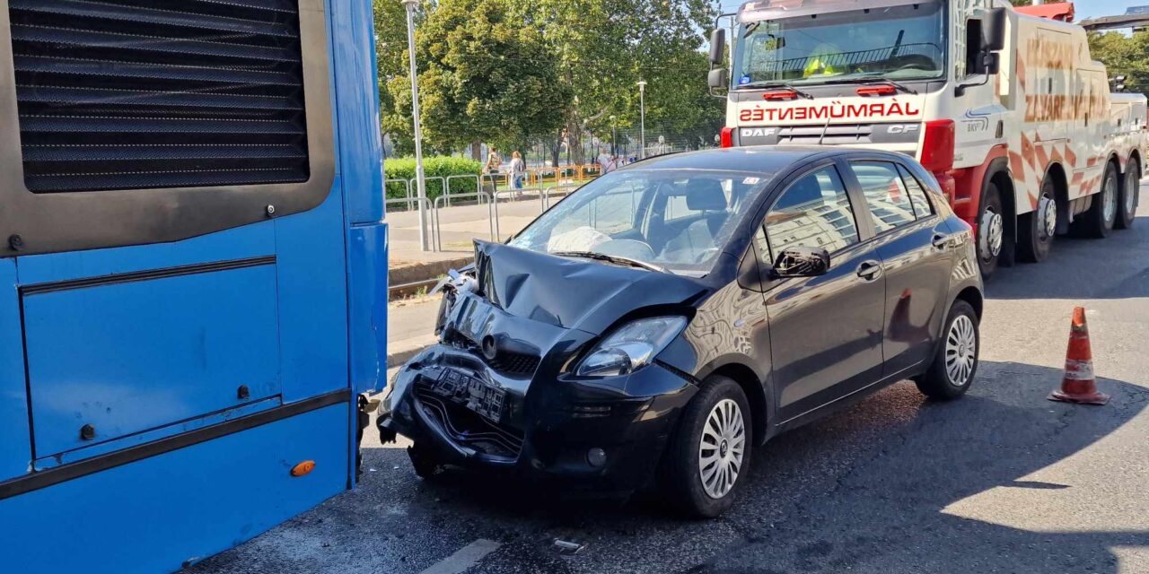 Gallyra vágta a 15-ös járatot a Toyota – nem vette észre a sofőr, hogy elfogyott a forgalmi sáv  HELYSZÍNI FOTÓKKAL