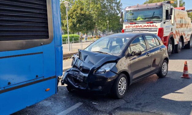 Gallyra vágta a 15-ös járatot a Toyota – nem vette észre a sofőr, hogy elfogyott a forgalmi sáv  HELYSZÍNI FOTÓKKAL