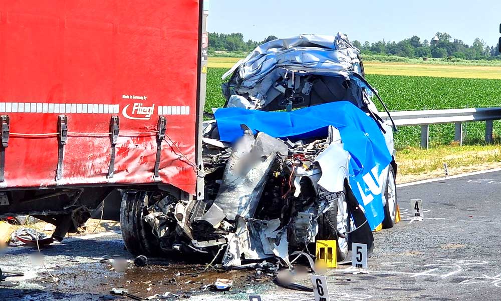 Szívszorító családi tragédia – egymás mellé temették az árván maradt kislány szüleit és testvérét, nagynénje neveli fel a gyermeket