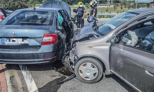 Hatalmas csattanás Újhartyán közelében – nem tudott időben lefékezni a Yaris HELYSZÍNI FOTÓKKAL!