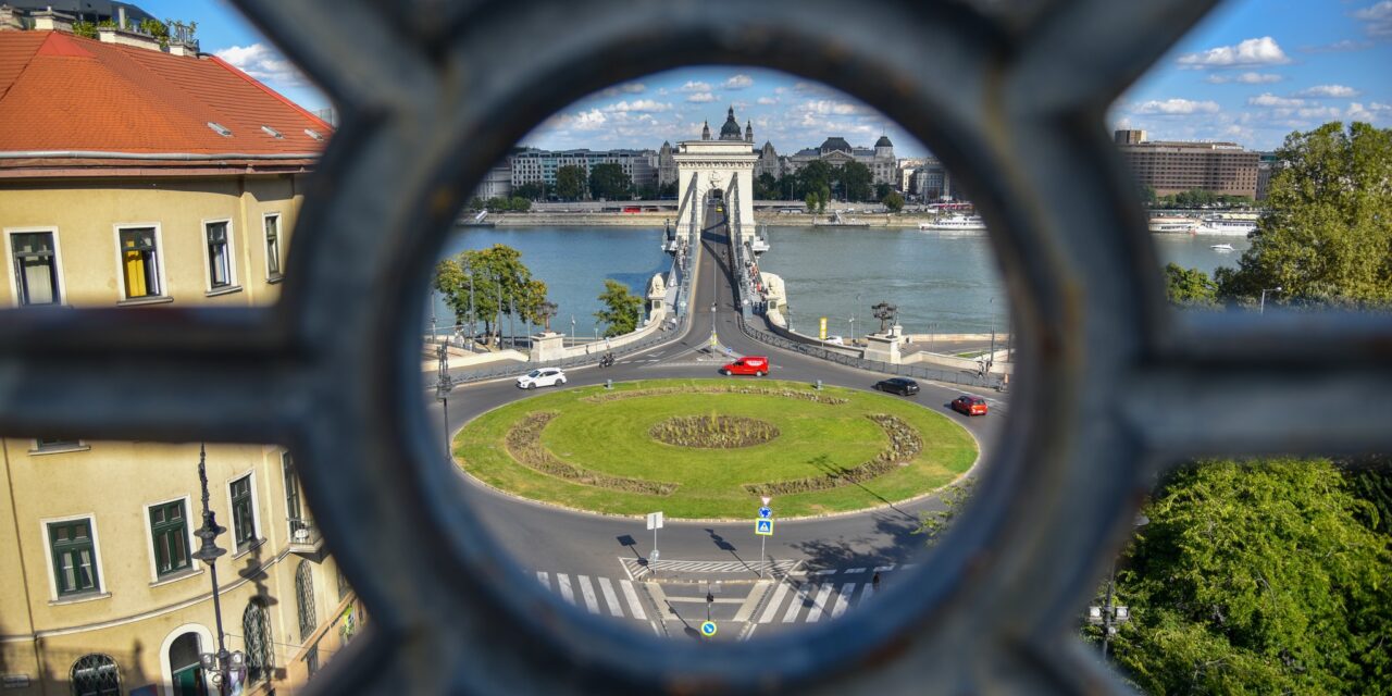Megújult Budapest legismertebb virágágyása – rá sem ismerünk majd a Clark Ádám térre