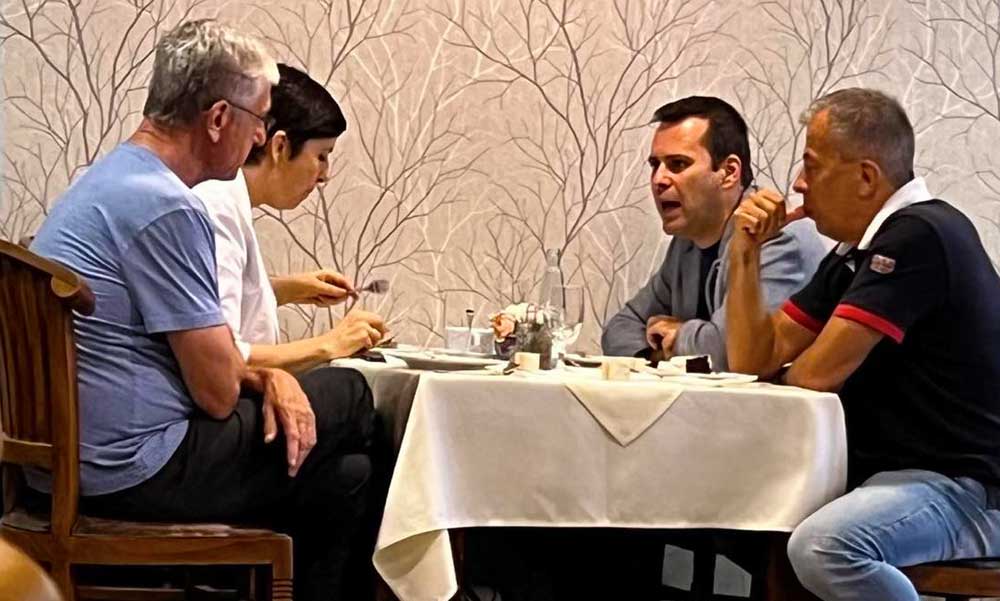 „Váratlanul betoppant az étterembe Gyurcsány és az árnyékkormány” – Egy zsámbéki étteremben, tornacipőben tartott fejtágítást Gyurcsány Ferenc – bedurrant a politikai nagyüzem az agglomerációban