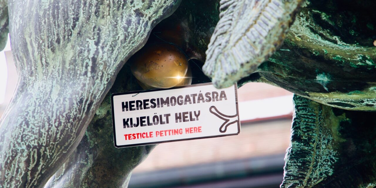 Válaszolt a Kutyapárt Lázár Jánosék levelére – „Heresimogatásra kijelölt hely” táblát helyeztek el a Várban
