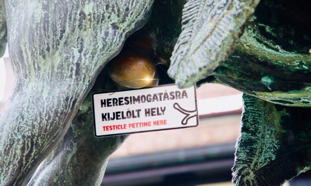 Válaszolt a Kutyapárt Lázár Jánosék levelére – „Heresimogatásra kijelölt hely” táblát helyeztek el a Várban