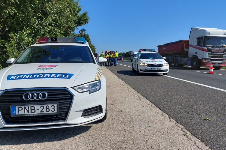 MOST ÉRKEZETT! Holttestet találtak az M7-es autópálya mellett!