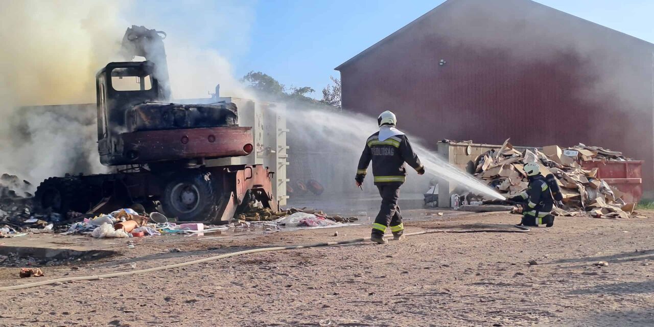 Vészhelyzet Érden – lángra kapott egy markoló a szeméttelepen, Szigetszentmiklósról kellett segítséget kérni FOTÓKKAL!