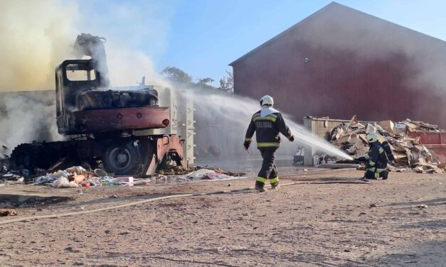 Vészhelyzet Érden – lángra kapott egy markoló a szeméttelepen, Szigetszentmiklósról kellett segítséget kérni FOTÓKKAL!