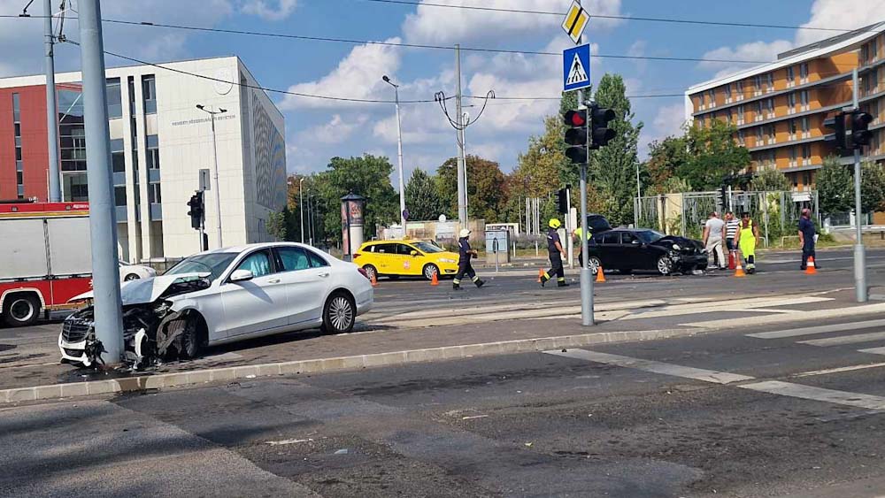 Nem állt meg a pirosnál a Mercedes sofőrje, összeütközött egy BMW-vel, majd a villamossíneken állt meg – helyszíni fotók