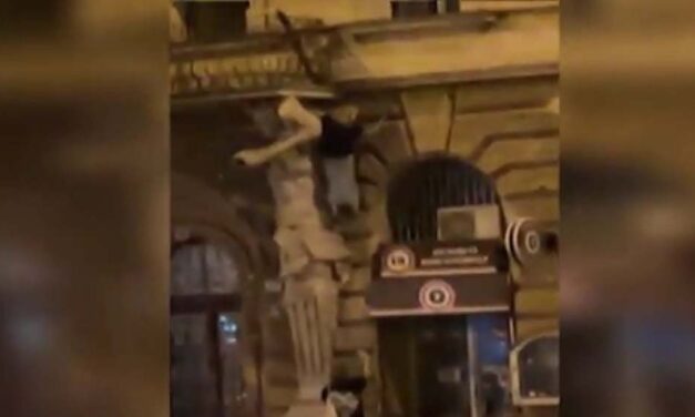 Videó készült a terézvárosi Póknőről, aki kizárta magát a lakásból, majd a ház homlokzatán próbált visszamászni