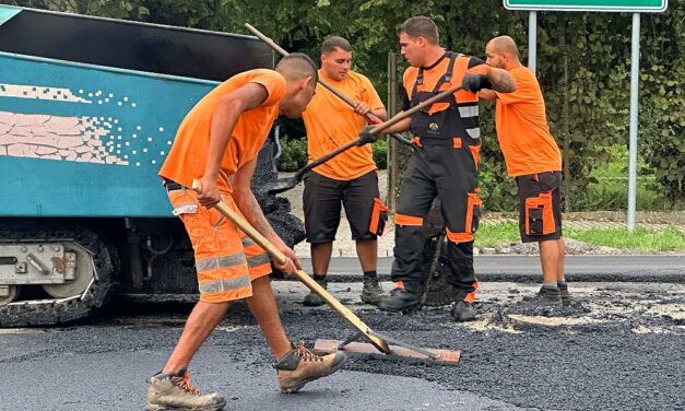 Még nagyobb dugókra kell felkészülni – Rengeteg helyen bontják meg az aszfaltot Budapesten és környékén, ezért lesz nehéz közlekedni