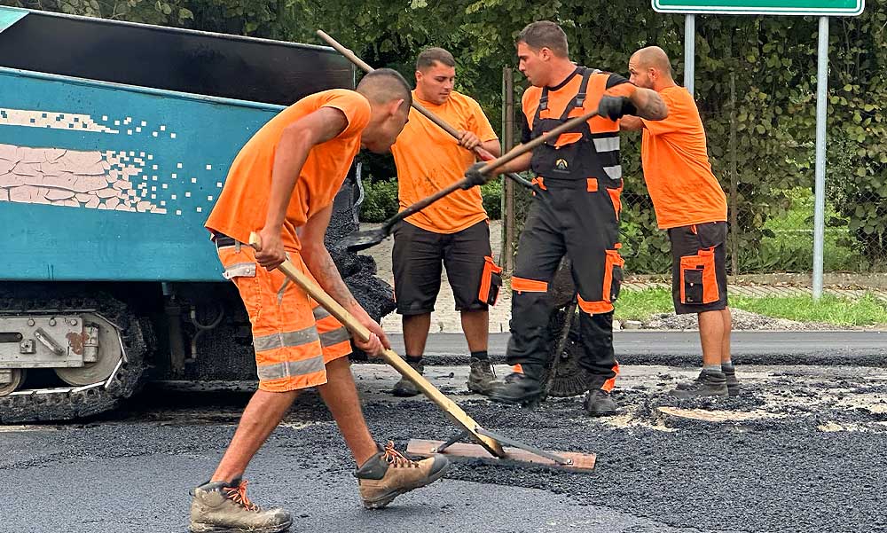 Még nagyobb dugókra kell felkészülni – Rengeteg helyen bontják meg az aszfaltot Budapesten és környékén, ezért lesz nehéz közlekedni