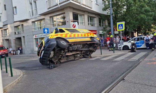 Taxival ütközött, majd felborult egy mentőautó a Bécsi úton – helyszíni fotók