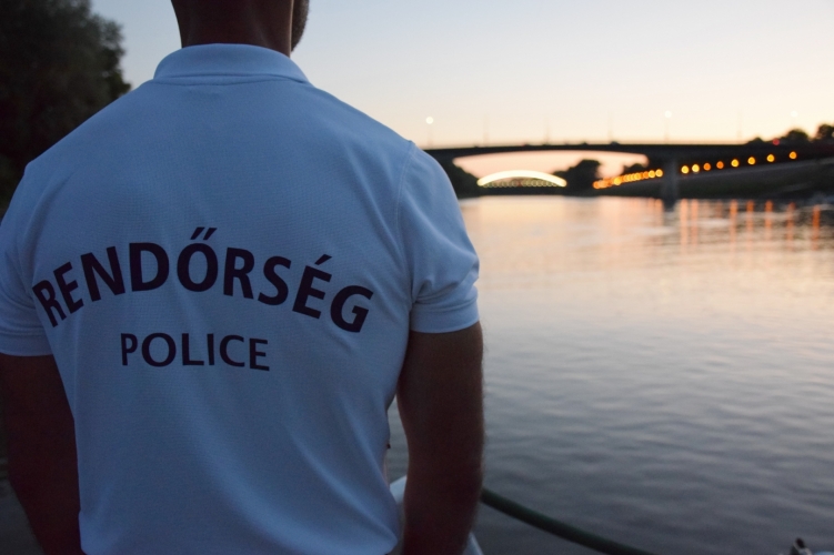 Egy stégbe kapaszkodva kiabált segítségért: késő este zuhant egy nő a Dunába a 13. kerületben
